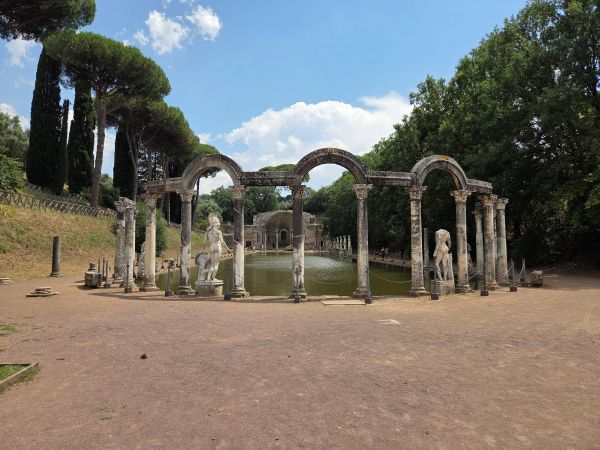 Hadrianus.

Zicht op het Canal in de Villa Adriana, vanaf 120 na C., Tivoli